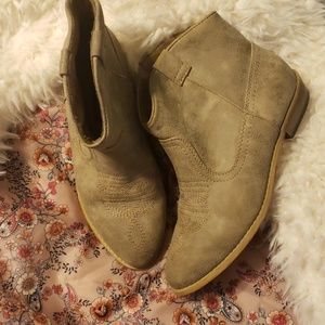 Big girls ankle boots EUC